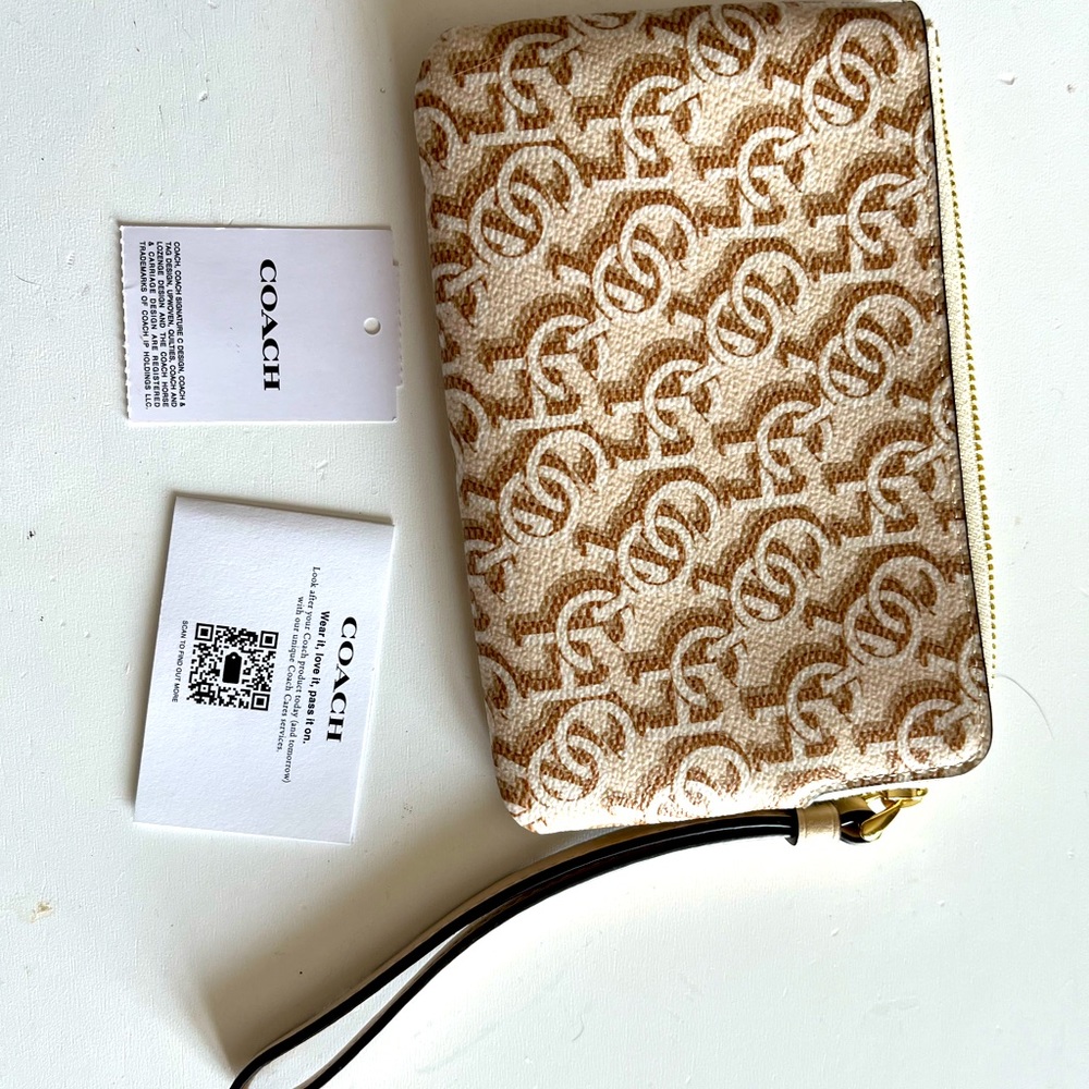 NEW Corner Zip Wristlet With Coach Monogram Print NEW WITH TAGs 🌻